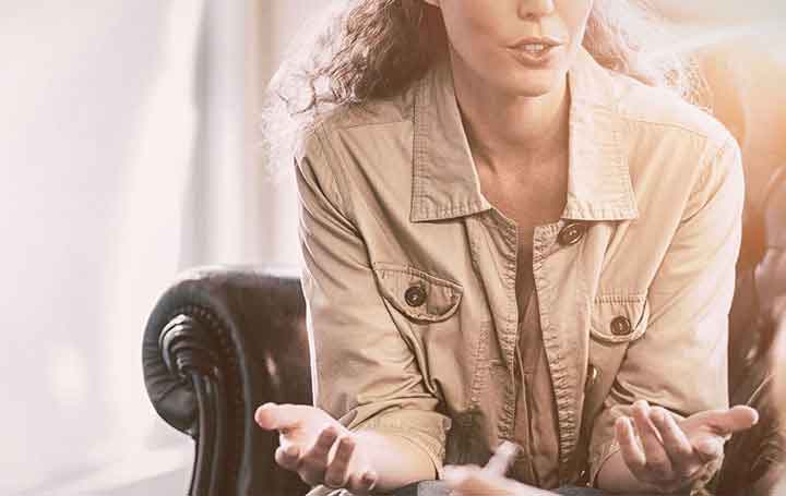 Imagen de una paciente sentada en un sillón y recibiendo terapia
